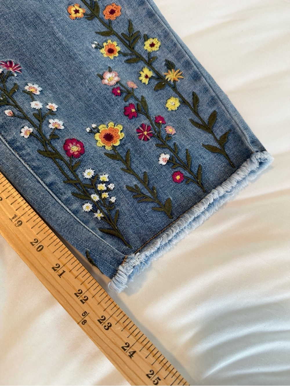 Colwater Creek Wildflower Embroidered crop Jeans, Size 14P, Great Condition - Picture 10 of 11